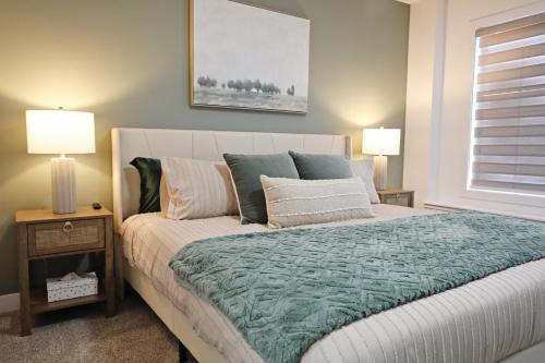 um quarto com uma cama grande e 2 candeeiros em BoHo Retreat with King Beds, Golf, Disney+, Near WEM em Edmonton