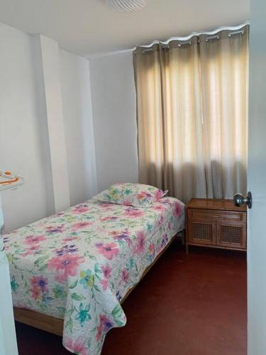 En eller flere senge i et værelse på Apartamento en Pisco