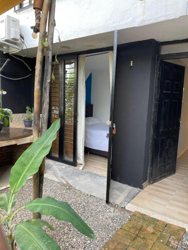 eine offene Tür zu einem Zimmer mit einem Bett in der Unterkunft Habitación de descanso con aire acondicionado in Villavicencio