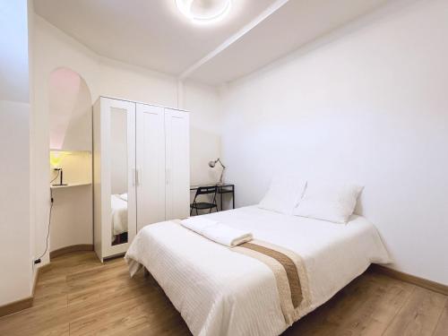 une chambre blanche avec un lit et un placard dans l'établissement Paris Marais center cozy flat besides Notre Dame, à Paris