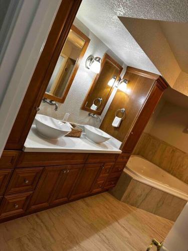 a bathroom with two sinks and a tub at Scottsdale Luxury Retreat in Scottsdale