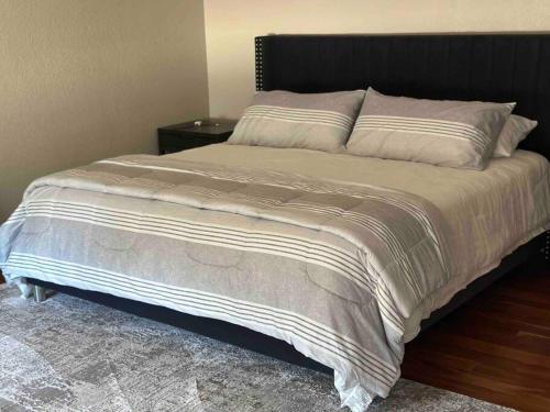 1 dormitorio con 1 cama grande y cabecero negro en Scottsdale Luxury Retreat en Scottsdale