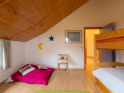 a bedroom with a bed and a bunk bed at Vakantiehuis Wilogne in Dinez