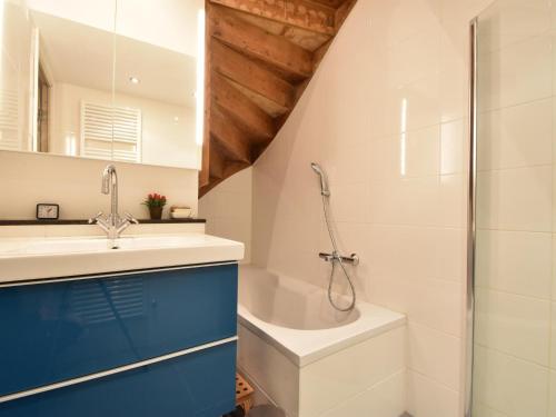 een badkamer met een wastafel en een douche bij De Kleine Regentes in Den Haag