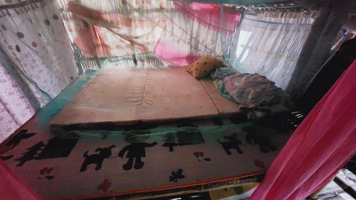 Un bambino gioca a letto in una casa gonfiabile di Bamboo house for Relaxation a Burgos
