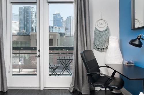 Cette chambre dispose d'une fenêtre, d'un bureau et d'une chaise. dans l'établissement Trifecta Luxury Serviced Apartment in Uptown CLT, à Charlotte