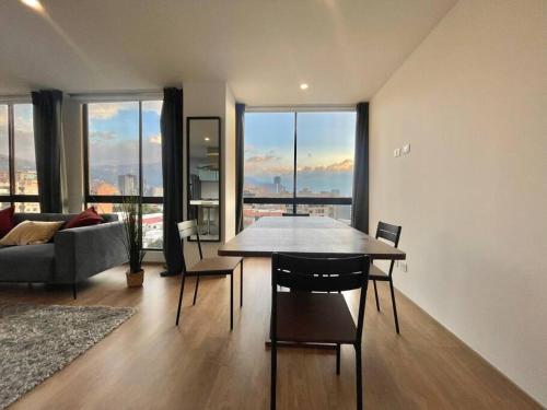 ein Wohnzimmer mit Tisch und Stühlen und einer Couch in der Unterkunft SkyLine Mountains Sauna Gym Luxury Apto in Bogotá