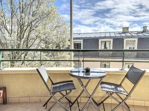 Elle comprend un balcon avec une table et deux chaises. dans l'établissement Theo's Bubble - Paris & Disney!, à Rosny-sous-Bois
