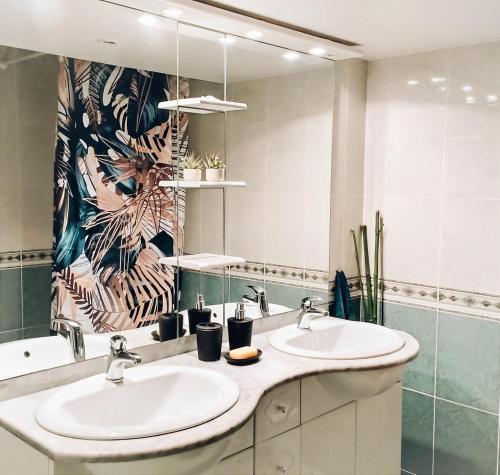 ein Badezimmer mit zwei Waschbecken und einem großen Spiegel in der Unterkunft Appartement cosy près de Paris. in Livry-Gargan