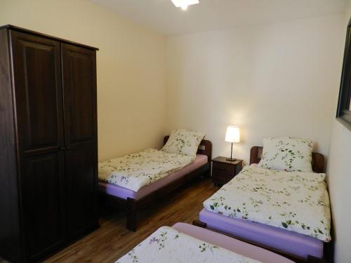 Cette petite chambre comprend 2 lits et une armoire. dans l'établissement Wile West Apartments, à Vienne