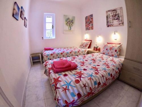 a bedroom with two twin beds in a room at PARIS HOUSE in Mikonos