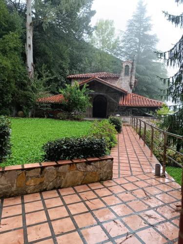 a house with a brick walkway in front of a yard at HABITACION CON HERMOSAS VISTAS A BILBAO in Bilbao
