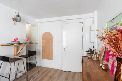 une petite cuisine avec une table et des chaises dans une pièce dans l'établissement Appartement Feydeau - Welkeys, à Paris