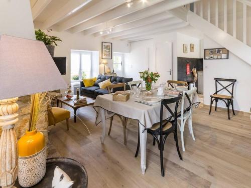 - un salon avec une table et un canapé dans l'établissement Chaumière rénovée avec jardin clos, proche de Guérande et des plages, idéale pour familles - FR-1-306-860, à Saint-Lyphard