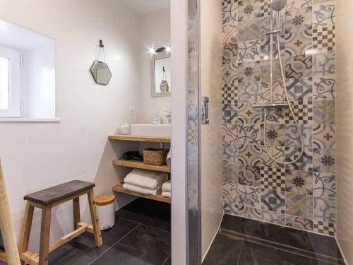y baño con ducha y lavamanos. en Gîte Saint-Lyphard, 4 pièces, 5 personnes - FR-1-306-860, en Saint-Lyphard