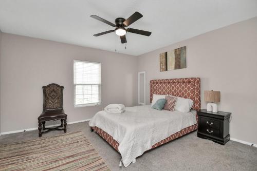 En eller flere senge i et værelse på Central Heights 1BR Apartment with Washer/Dryer