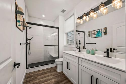 Baðherbergi á Beach House Steps away from the Boardwalk and Beach with Ocean Views in Seaside Heights!