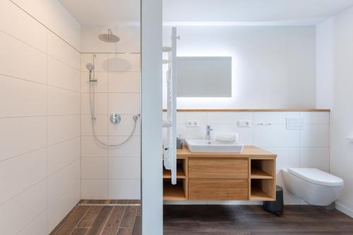 een badkamer met een wastafel en een toilet bij Utsicht in Nordstrand