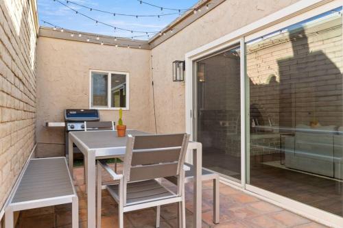 um pátio com uma mesa e cadeiras e uma janela em Charming patio home w/ community pool, WFH setups, 10 min walk to Old Town! em Scottsdale