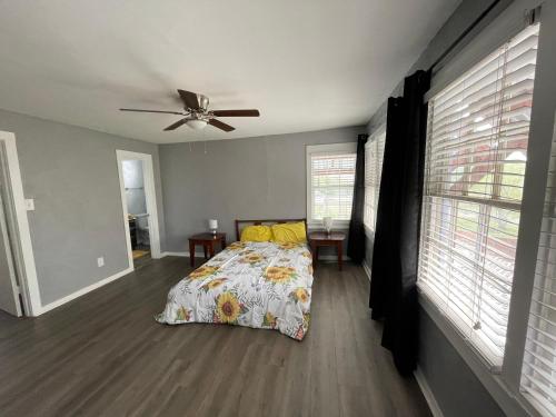- une chambre avec un lit et un ventilateur de plafond dans l'établissement 311 Sunflower, à Marble Falls