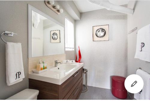 Beautiful Apartment in the heart of Koreatown! في لوس أنجلوس: حمام مع حوض ومرحاض ومرآة