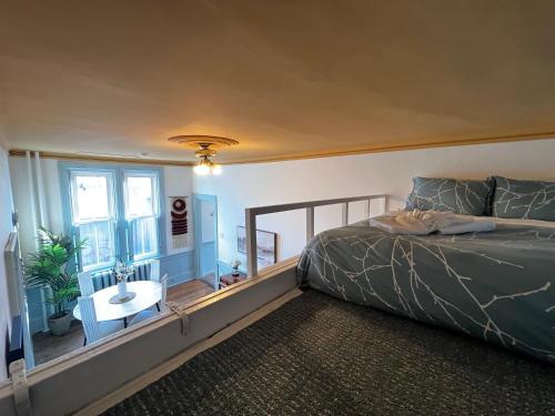 ein Schlafzimmer mit einem Bett und ein Badezimmer mit einem Waschbecken in der Unterkunft Your Home with Patio Historic Halifax, Apt#3 in Halifax