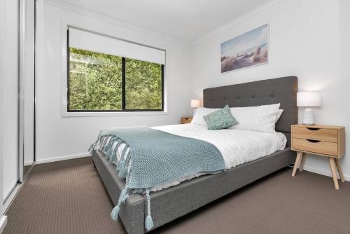 sypialnia z dużym łóżkiem i oknem w obiekcie Entire home in Mount Barker w mieście Mount Barker