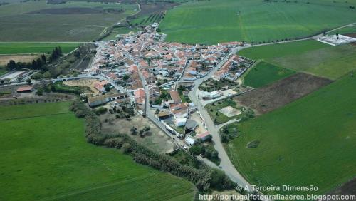 widok z powietrza na wioskę w polu w obiekcie Giacometti Alentejo Peroguarda His last Desire w mieście Peroguarda