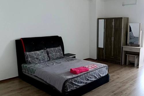 1 dormitorio con 1 cama y vestidor en 3R2B The Urban @ Venus Residence Sitiawan Manjung, en Sitiawan