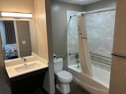 La salle de bains est pourvue de toilettes, d'un lavabo et d'une douche. dans l'établissement Red Roof Inn Wildwood, FL - The Villages, à Wildwood