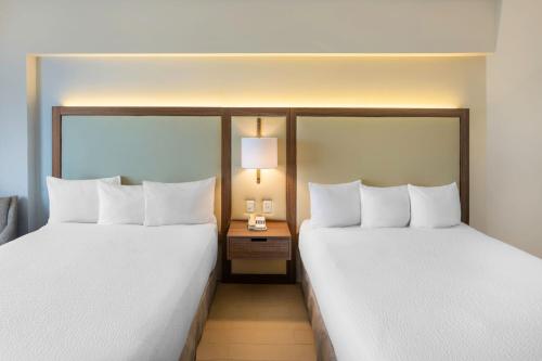 Postel nebo postele na pokoji v ubytování Fairfield by Marriott Los Cabos