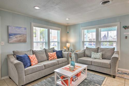 Χώρος καθιστικού στο Home with Heated Pool and Hot Tub Less Than 1 Block to Beach!