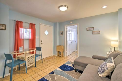 Χώρος καθιστικού στο Home with Heated Pool and Hot Tub Less Than 1 Block to Beach!