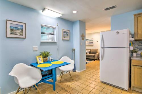 Η κουζίνα ή μικρή κουζίνα στο Home with Heated Pool and Hot Tub Less Than 1 Block to Beach!