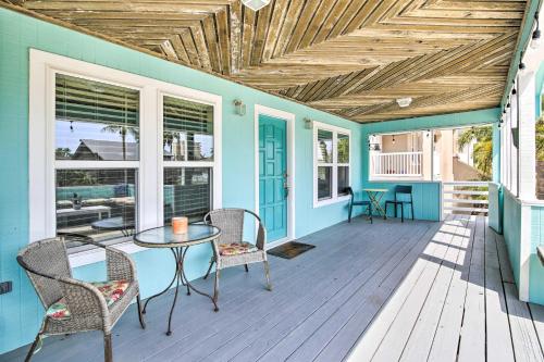 Μπαλκόνι ή βεράντα στο Home with Heated Pool and Hot Tub Less Than 1 Block to Beach!