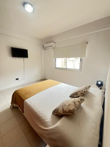 sypialnia z łóżkiem z 2 poduszkami w obiekcie Departamento Premium Céntrico w mieście Salta