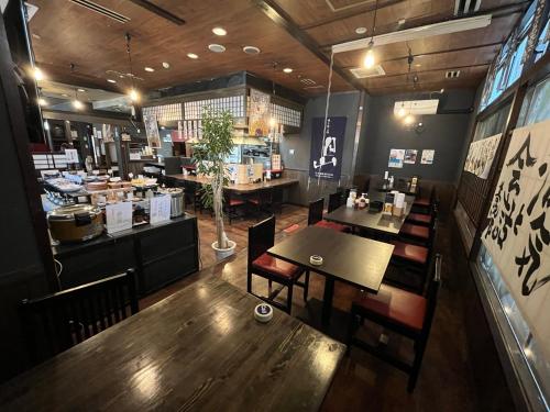 einen Blick über ein Restaurant mit Tischen und Stühlen in der Unterkunft Hotel Alpha-One Daini Matsue in Matsue