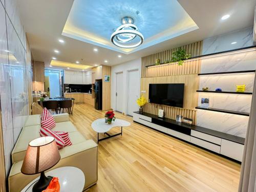 sala de estar amplia con sofá y TV en TMS Apartments Quy Nhơn, en Quy Nhon