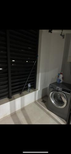 アリアナにあるRésidence les Amaryllisの窓付きの客室で、洗濯機が備わります。