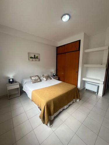 sypialnia z dużym łóżkiem z drewnianymi drzwiami w obiekcie Departamento Premium Céntrico w mieście Salta