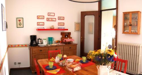 une cuisine avec une table en bois et une salle à manger dans l'établissement Guesthouse La Rocca, à Grassobbio