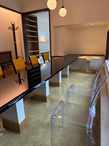 a room with a desk and a glass chair at Kagetsu Taisyokan in Takeo