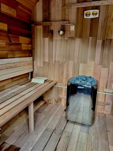 a sauna with a bench and a trash can at Kagetsu Taisyokan in Takeo