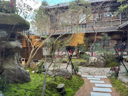 a garden in front of a building at Kagetsu Taisyokan in Takeo