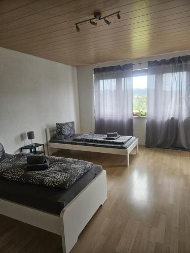 um quarto com 2 camas e uma janela em PREMIUM HOME 2 em Gottmadingen