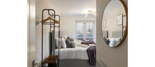 倫敦的住宿－City Nook: Stylish 1-Bedroom with Outdoor Seating，一间卧室配有一张床和镜子