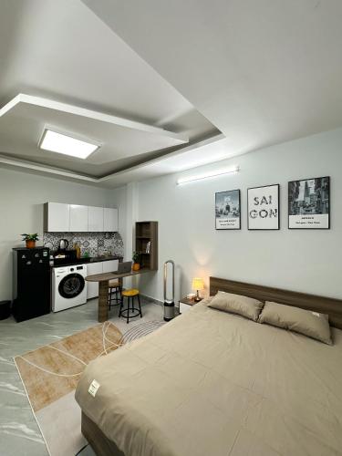 Η κουζίνα ή μικρή κουζίνα στο Modern Calmette Home - Central HCMC Comfort & Convenience