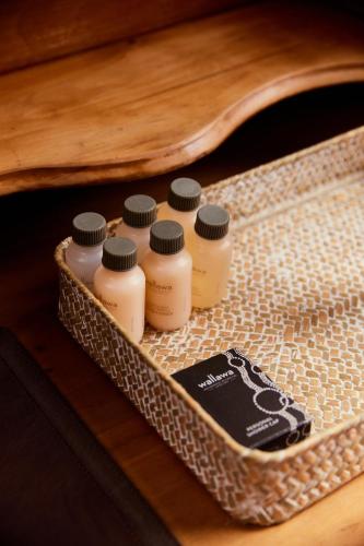 cuatro botellas de pegamento sentadas en una mesa de madera en The Australian Heritage Hotel en Sídney