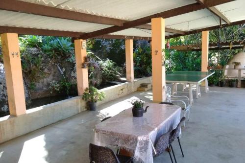 patio ze stołami i krzesłami oraz stołem do ping ponga w obiekcie Sua casa na Serra da Mantiqueira. 1h de SP w mieście Extrema