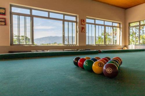 una fila de bolas de billar en una mesa de billar en Sua casa na Serra da Mantiqueira. 1h de SP en Extrema